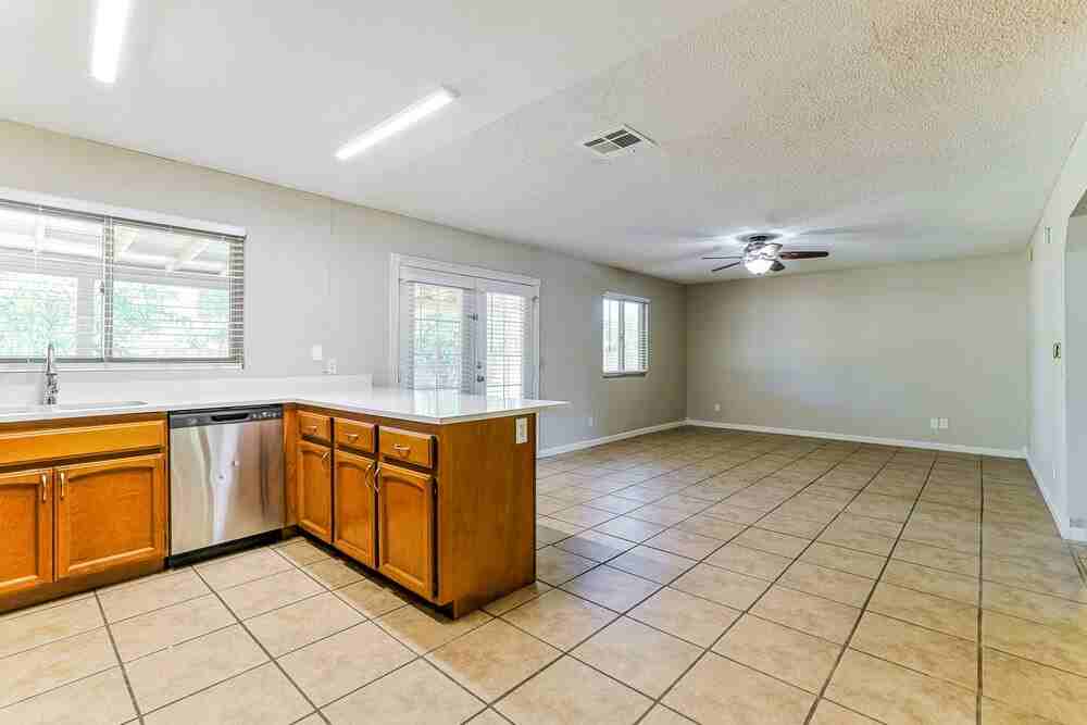 562 W Highland St - Photo 7 of 16