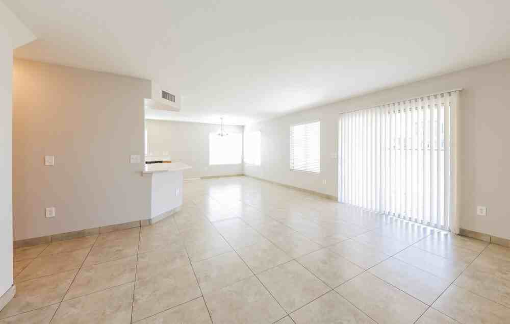 12209 W Flanagan St - Photo 4 of 17