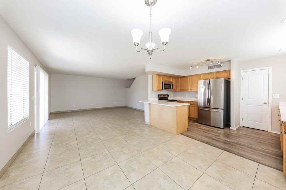12209 W Flanagan St - Photo 5 of 17