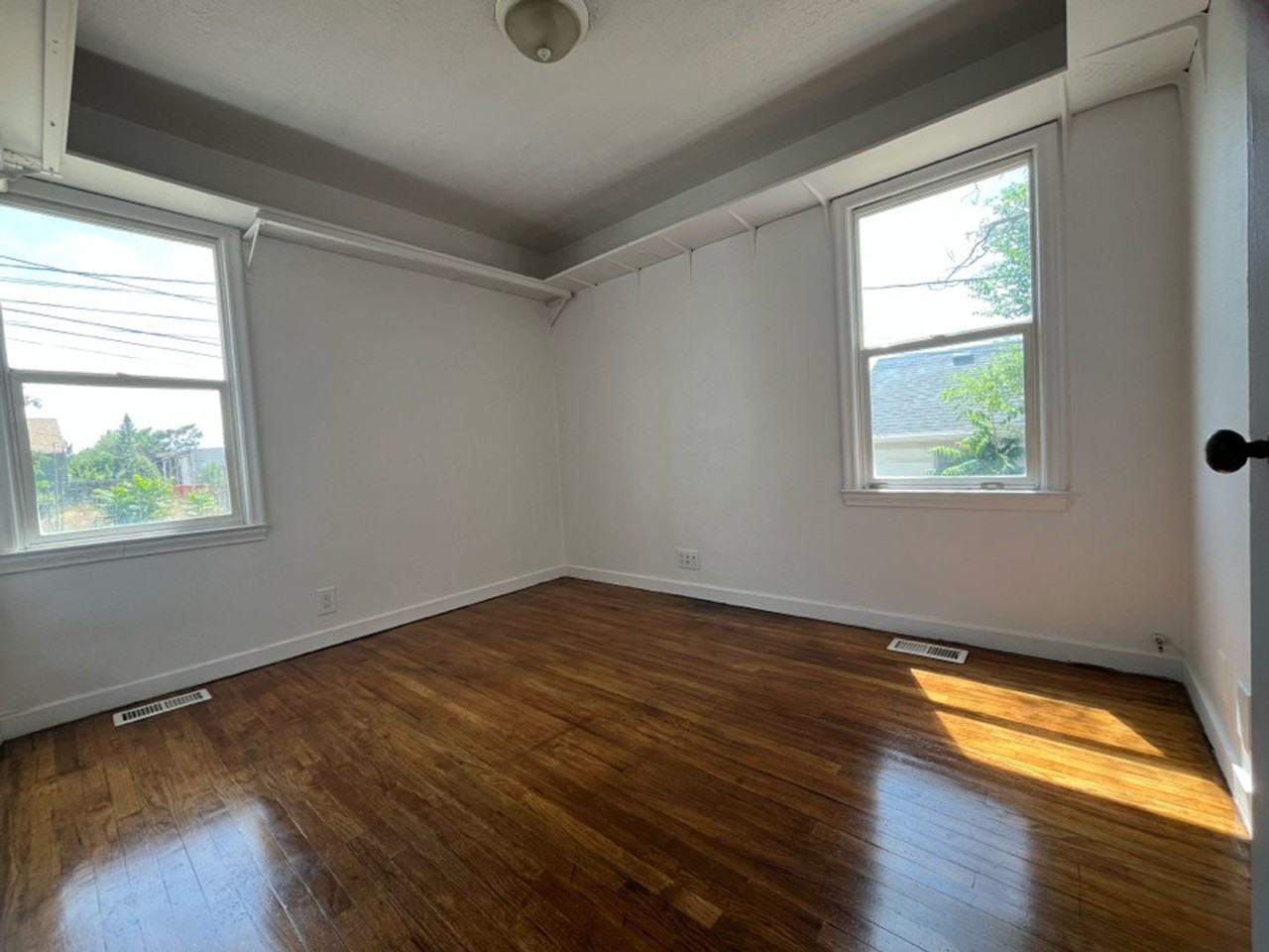 933 W 450 N - Photo 4 of 5