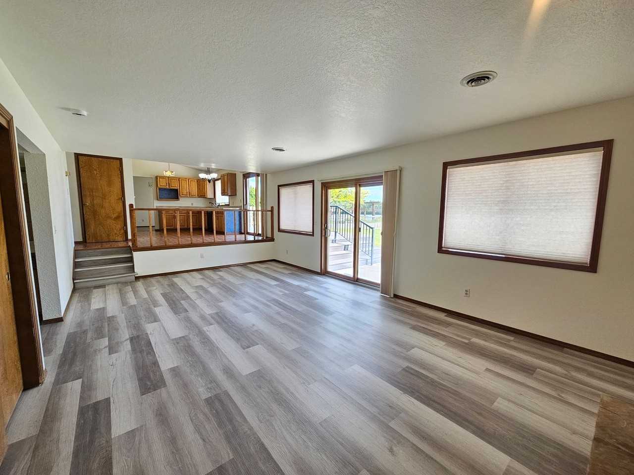 705 Edgewater Ln - Photo 5 of 22