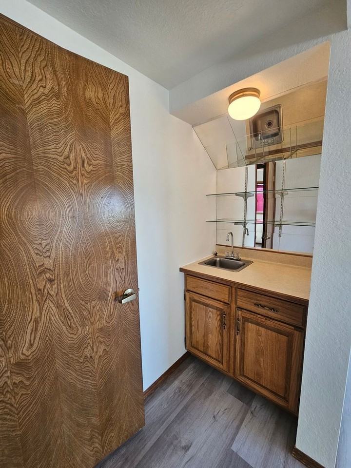 705 Edgewater Ln - Photo 6 of 22