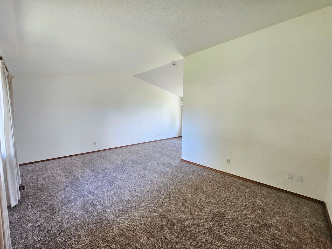 705 Edgewater Ln - Photo 7 of 22