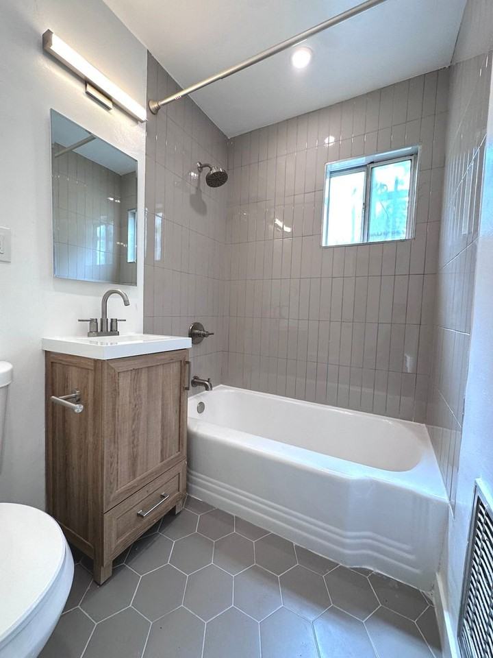 5931 Cahuenga Blvd #A - Photo 4 of 11