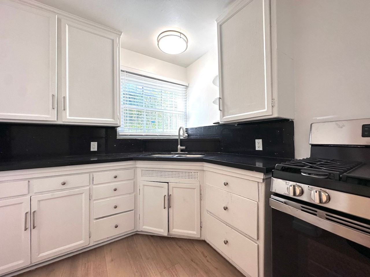 5931 Cahuenga Blvd #A - Photo 5 of 11