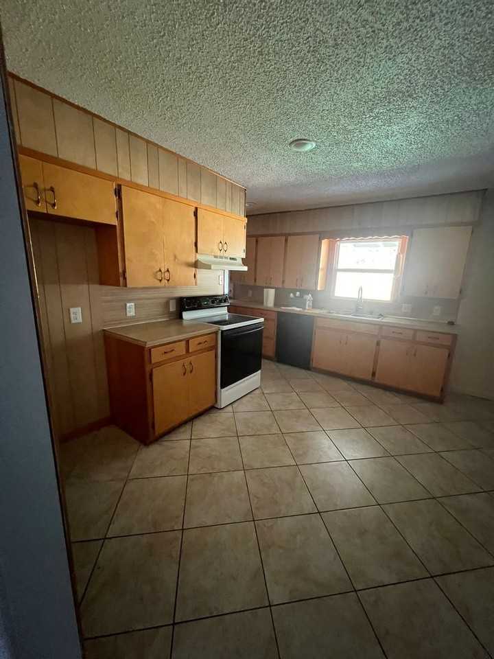 1801 Mimosa Dr - Photo 3 of 12