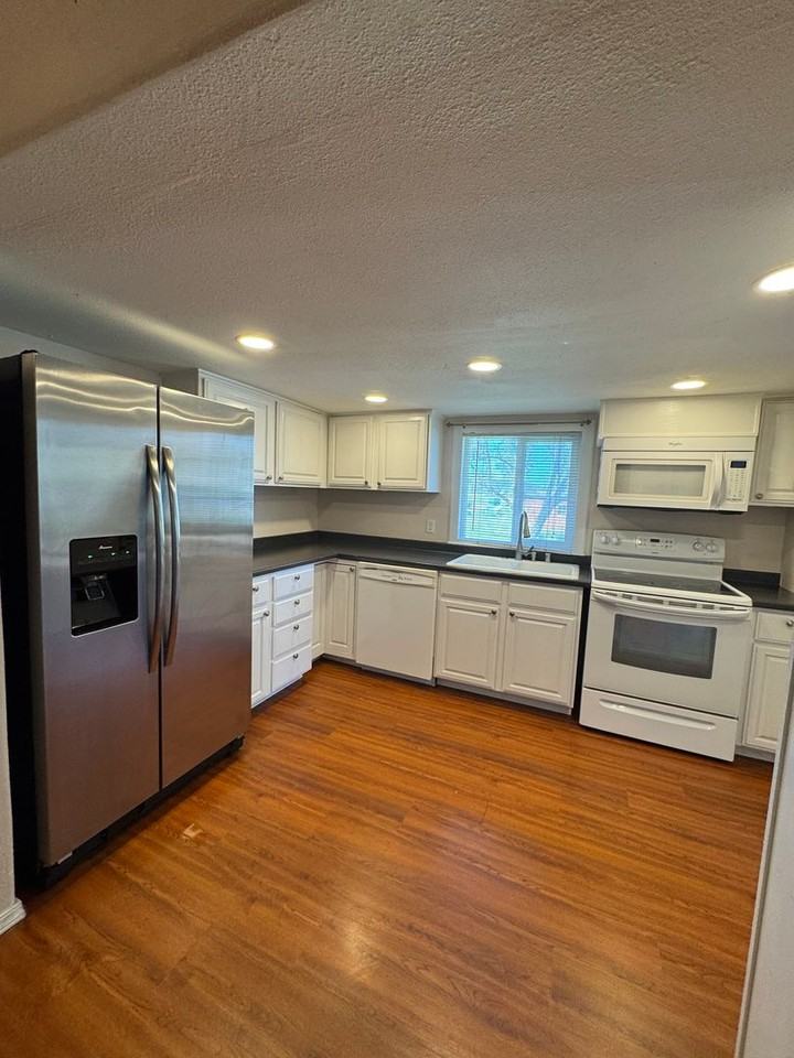 5543 Balsam Dr - Photo 3 of 50