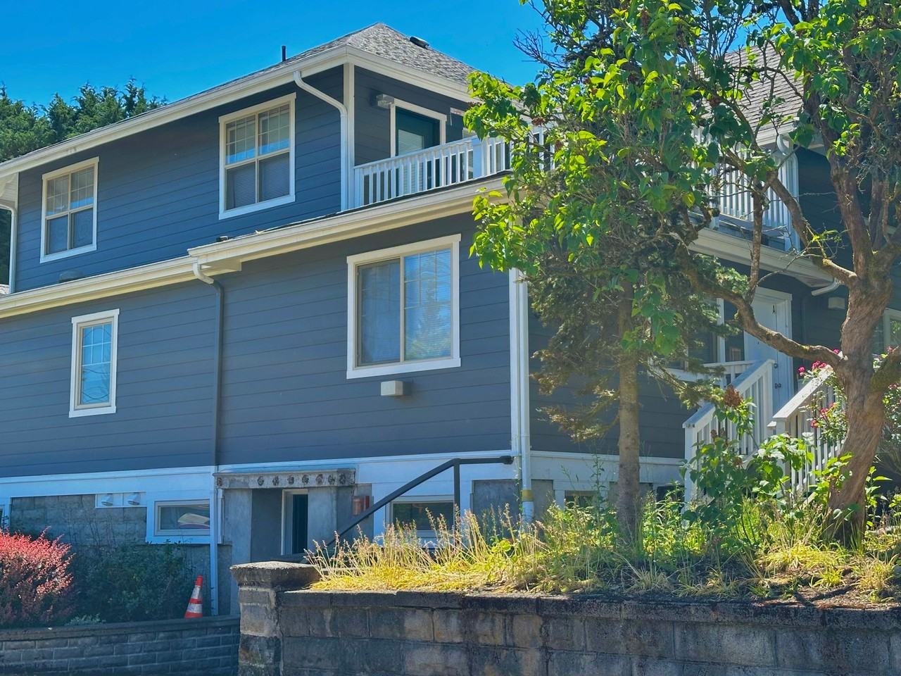 Broadway Manor Apartments - Photo 5 of 10