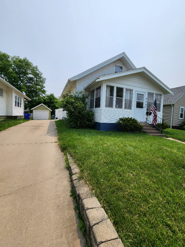 3507 Elm Ave Se - Photo 2 of 20