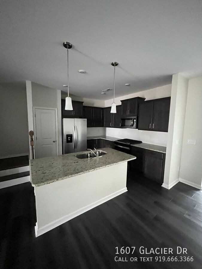 1607 Glacier Dr - Photo 4 of 11