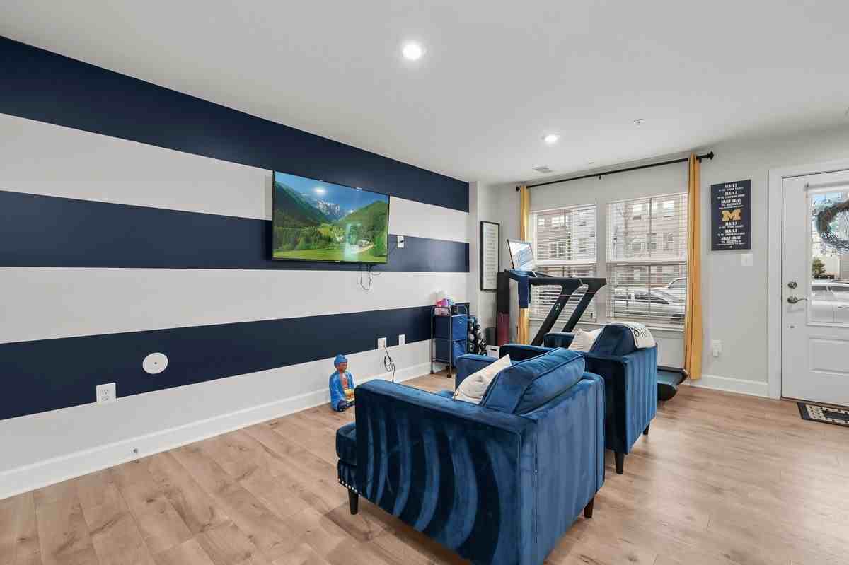 272 Phoenix Dr - Photo 3 of 17