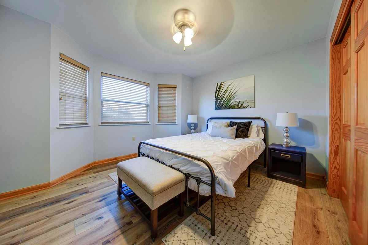 1007 Cypress Ln - Photo 4 of 17