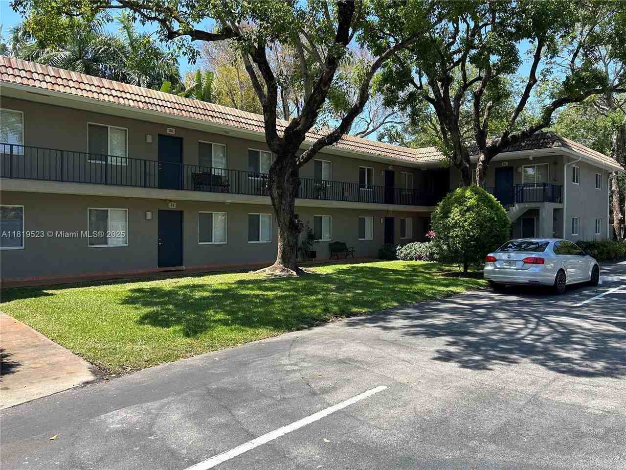 1111 Tequesta St #10 - Photo 5 of 10