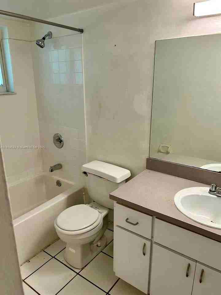 1111 Tequesta St #10 - Photo 6 of 10