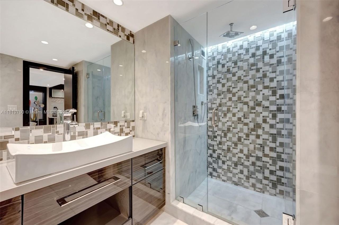 2301 Collins Ave #307 - Photo 7 of 17