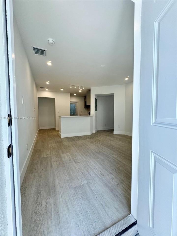 111 Nw 7th Ave #1 - Photo 3 of 28