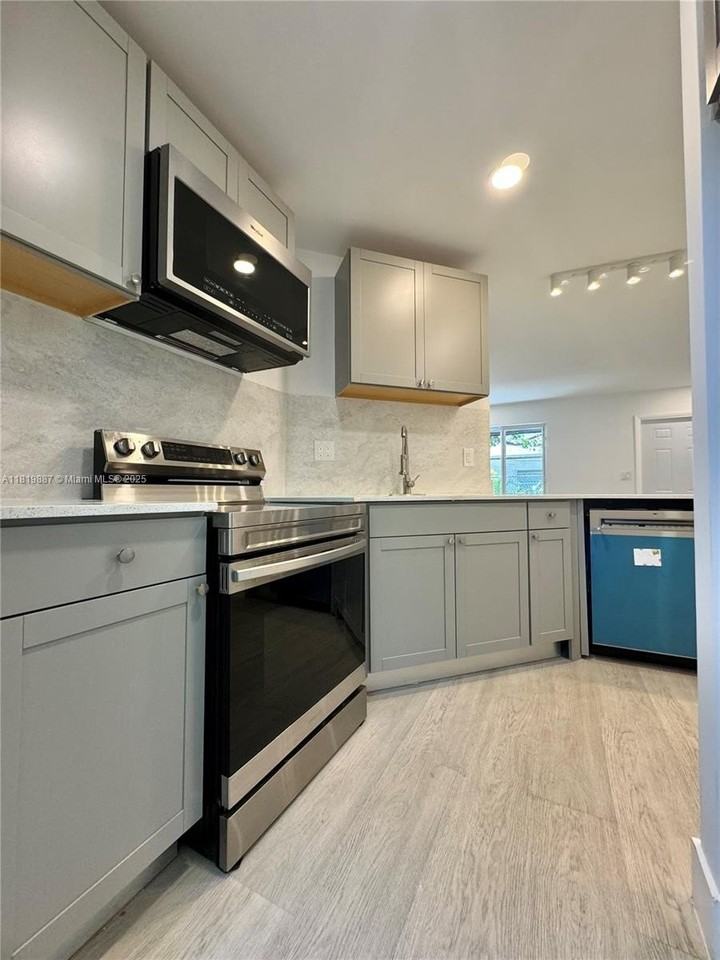 111 Nw 7th Ave #1 - Photo 6 of 28