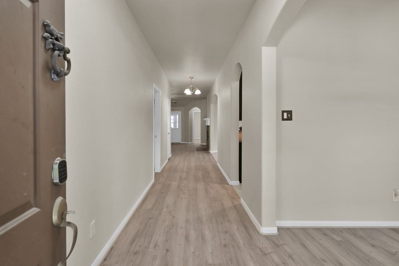 973 Doire Dr - Photo 4 of 39