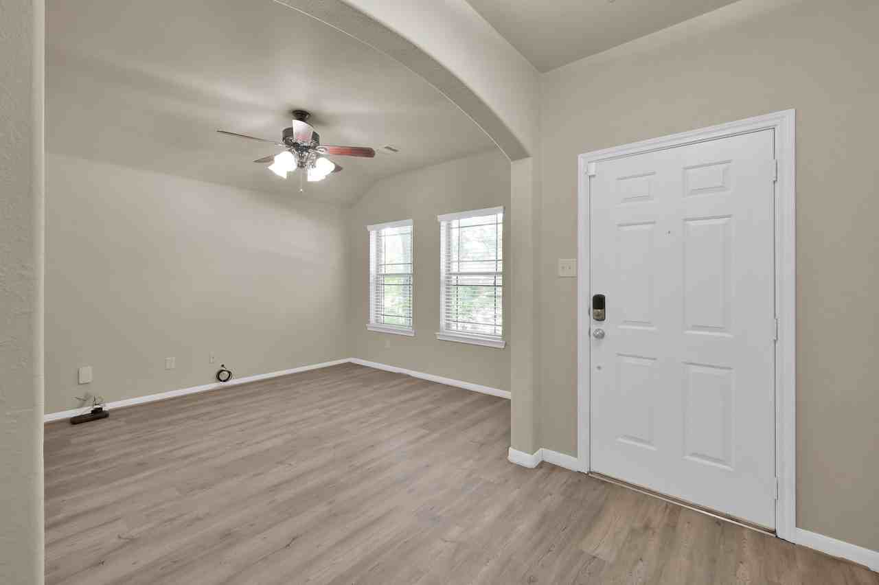 973 Doire Dr - Photo 5 of 39