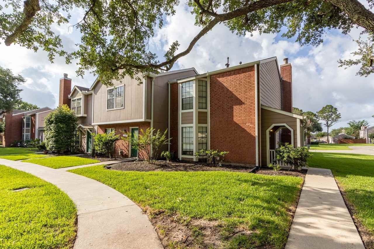 17283 Saturn Ln - Photo 2 of 44