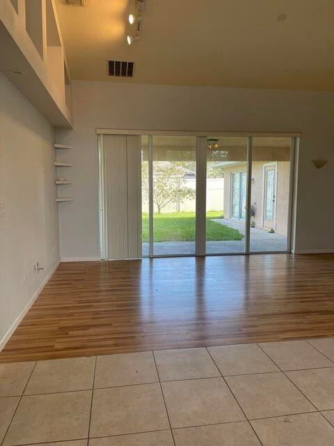 2202 Sw Crocus Ln - Photo 4 of 25