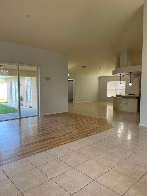 2202 Sw Crocus Ln - Photo 5 of 25