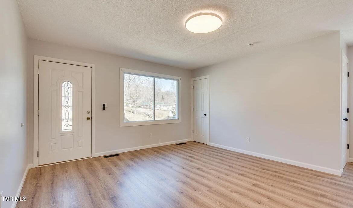 324 Kings Rd - Photo 2 of 18