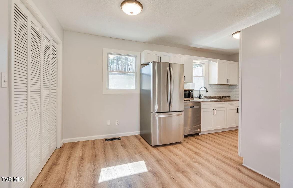 324 Kings Rd - Photo 3 of 18