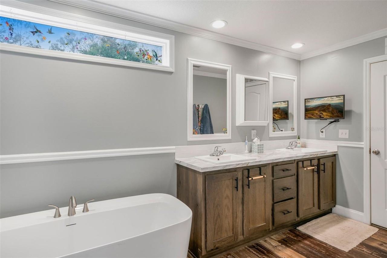 15691 Ne 46th St - Photo 6 of 13