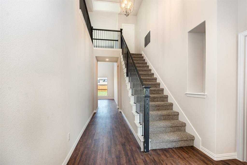 2605 Glasgow Way - Photo 6 of 32