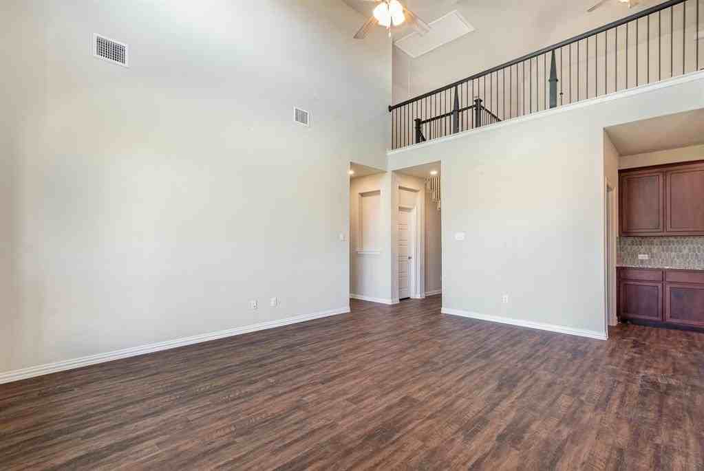 2605 Glasgow Way - Photo 7 of 32