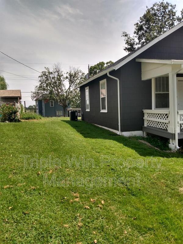 830 Warne St - Photo 2 of 35