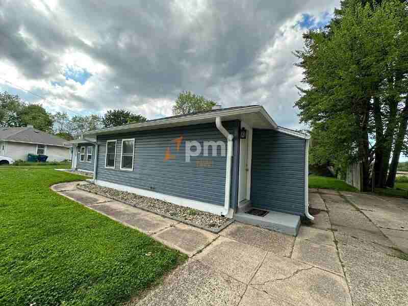 2927 Silverbrook Ave - Photo 3 of 16