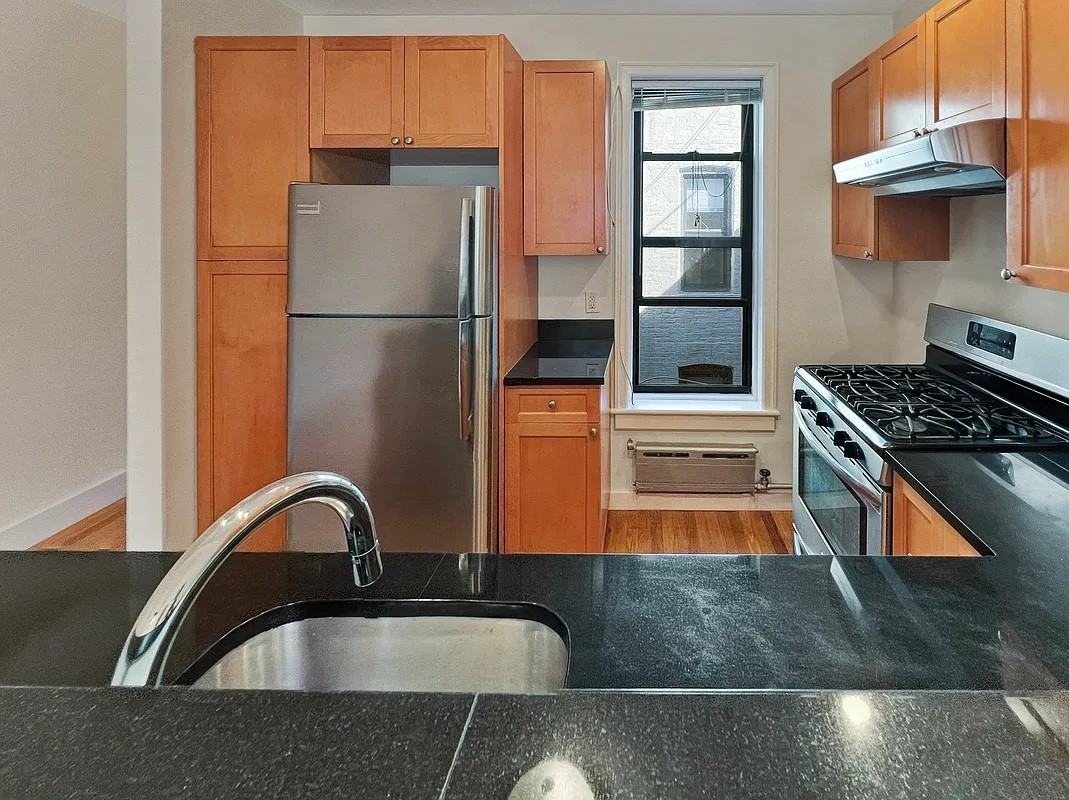 455 Park Pl - Photo 3 of 8