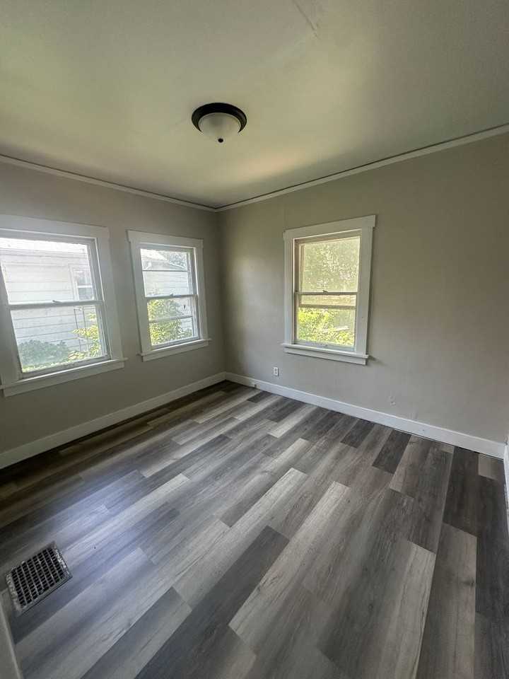 214 W Republic Ave - Photo 3 of 5