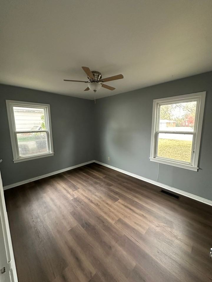 947 Roach St - Photo 2 of 5