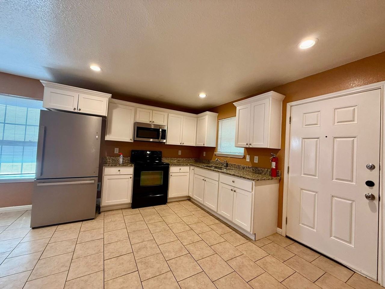 3107 W Travis St #1 - Photo 4 of 18