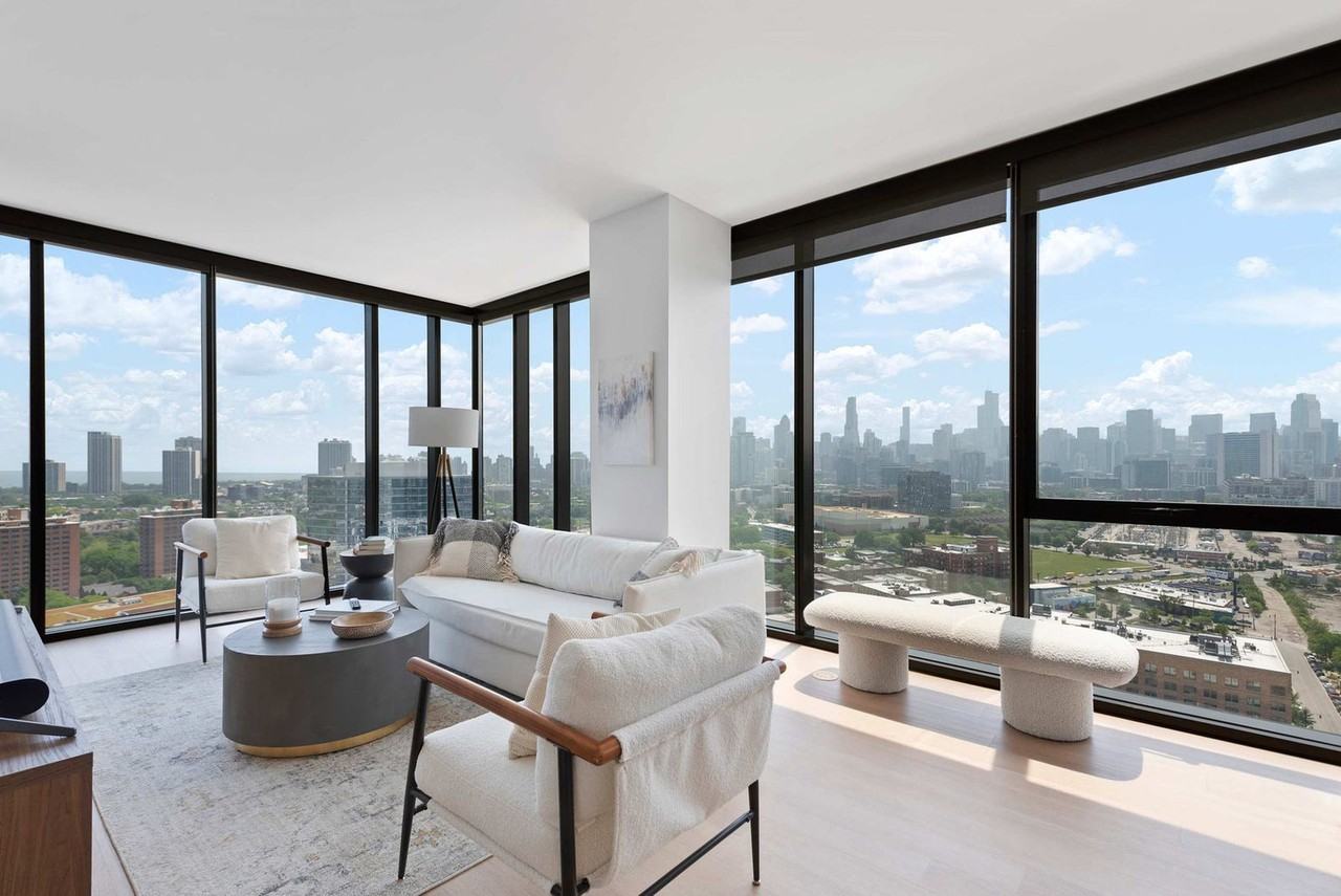 901 W Blackhawk St #1029653P - Photo 2 of 40