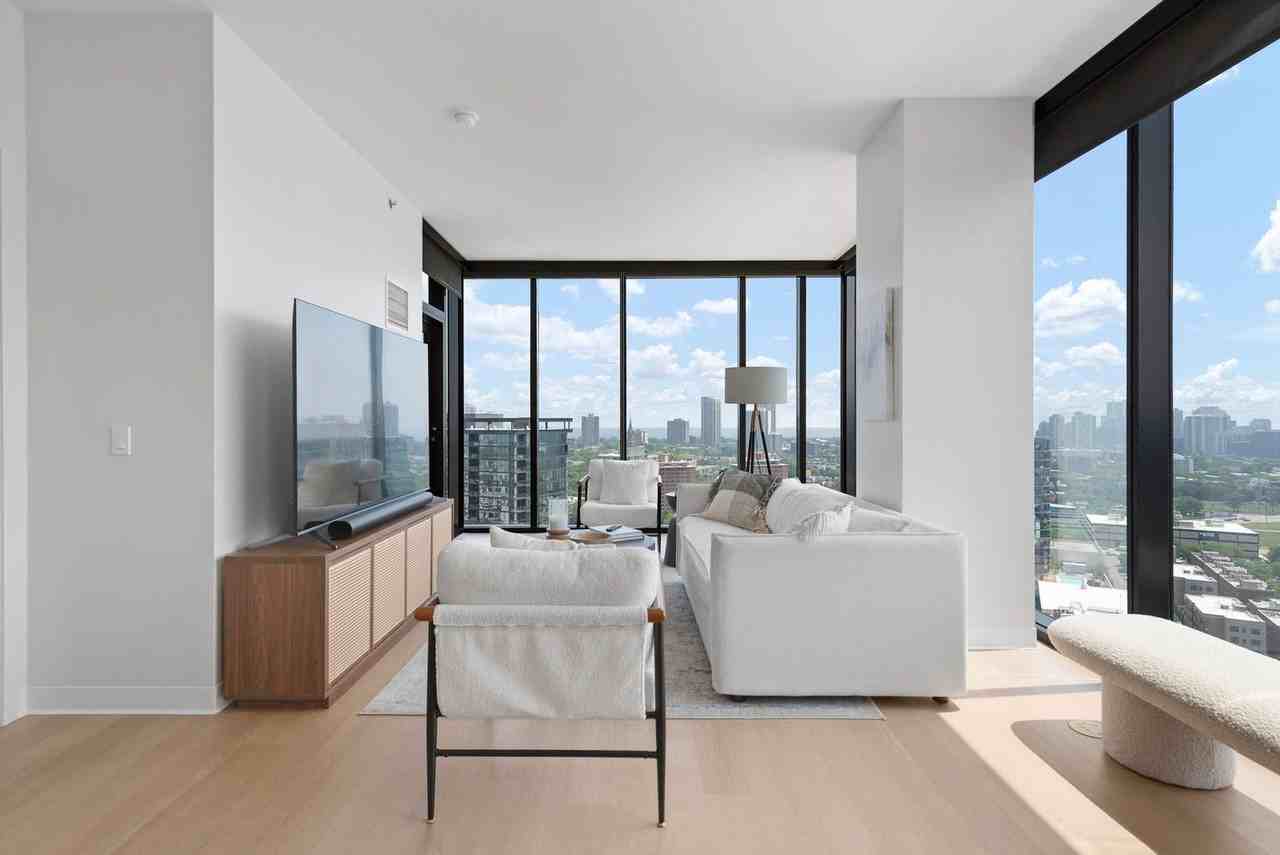 901 W Blackhawk St #1029653P - Photo 3 of 40