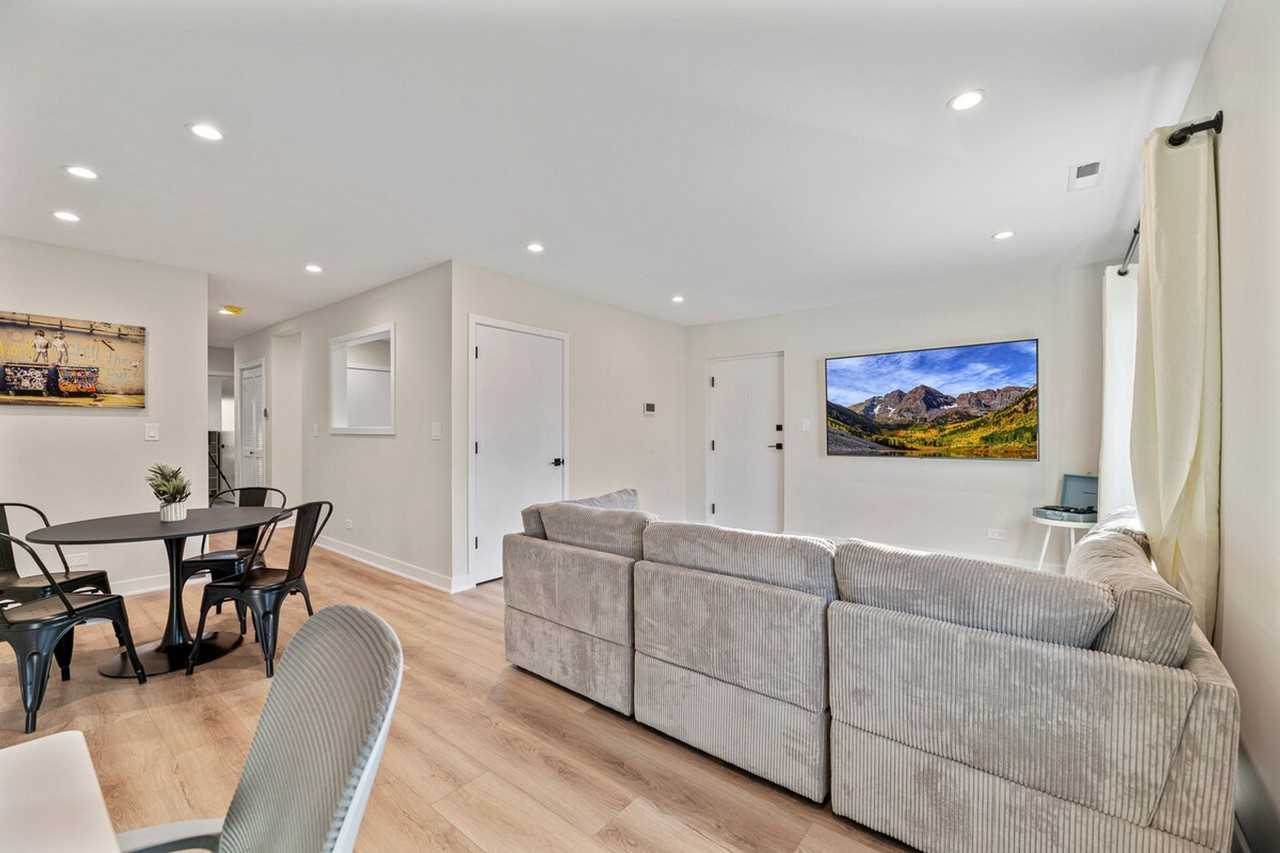 7201 N Western Ave #1236833P - Photo 2 of 17