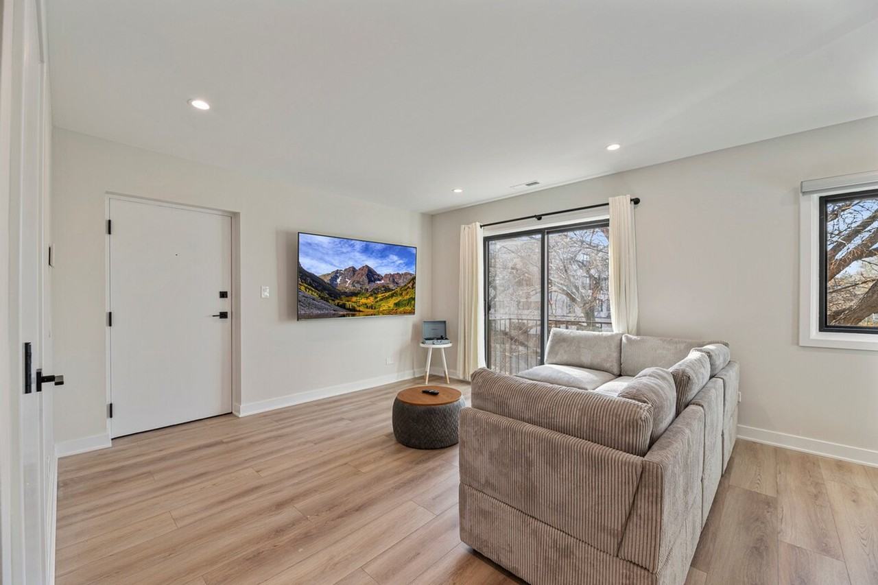 7201 N Western Ave #1236833P - Photo 4 of 17