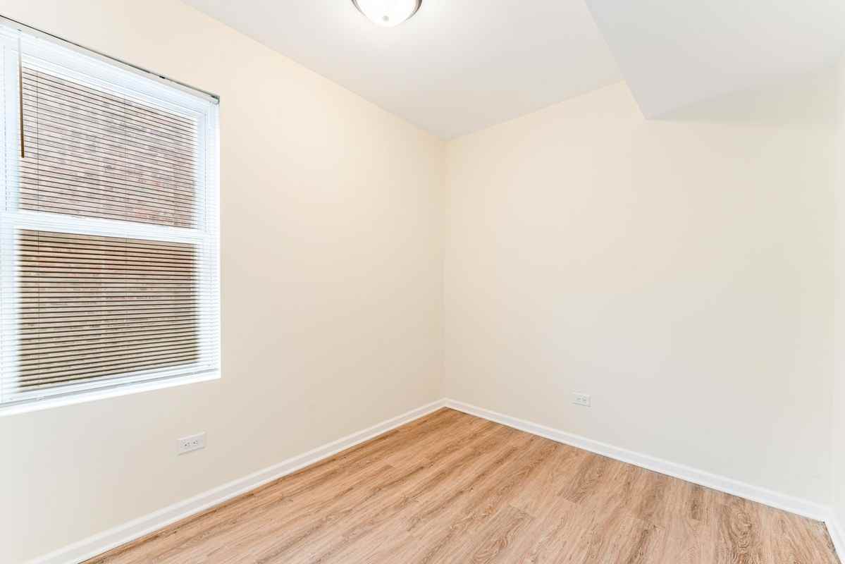 5025 W Huron St ##2 - Photo 4 of 17