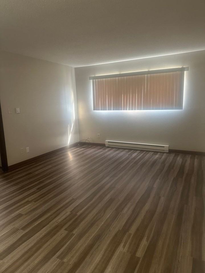 1200 Meadowview Dr - Photo 2 of 7