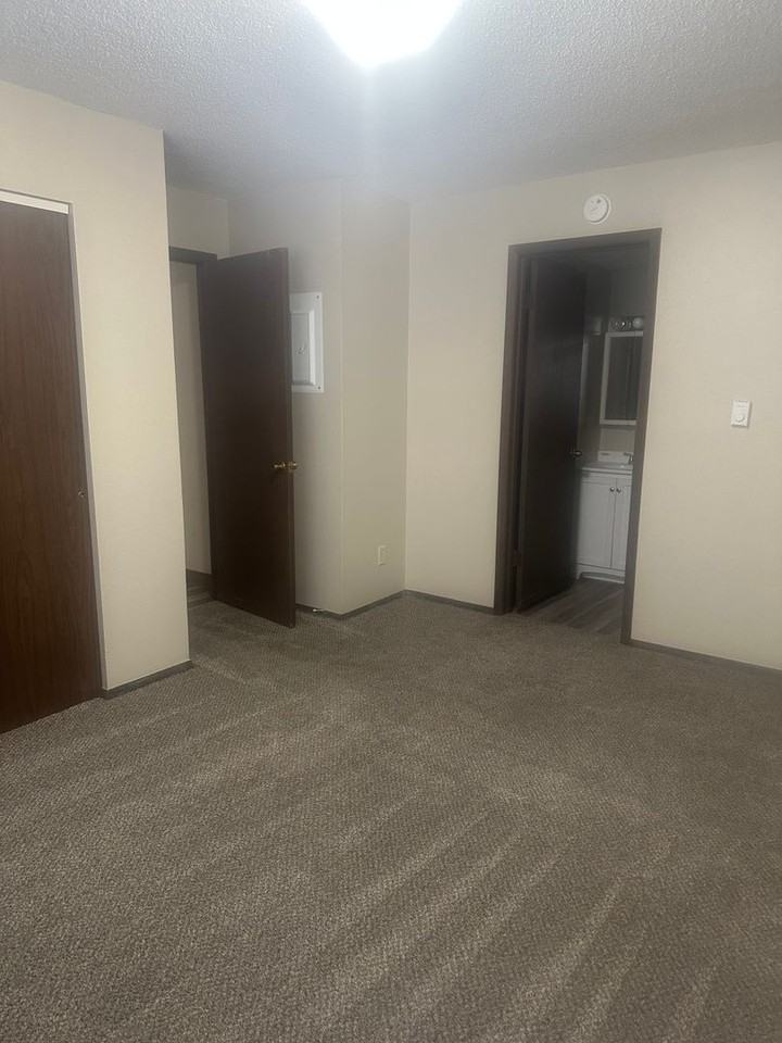 1200 Meadowview Dr - Photo 4 of 7