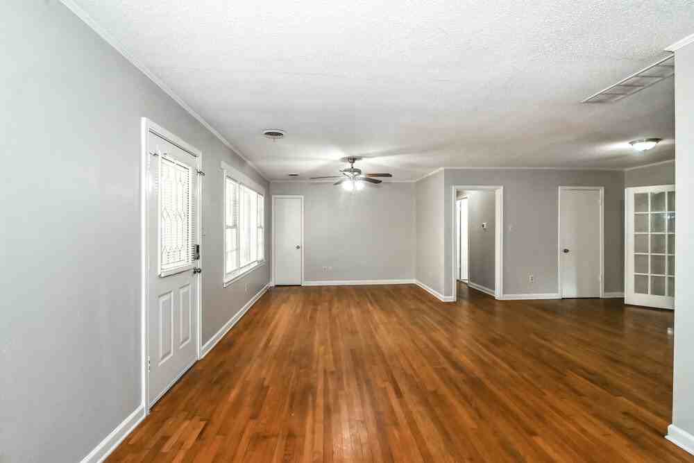 828 S Mendenhall Rd - Photo 3 of 16