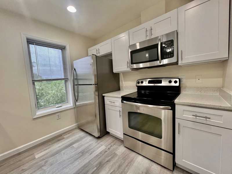 67 Lake St - Photo 4 of 12