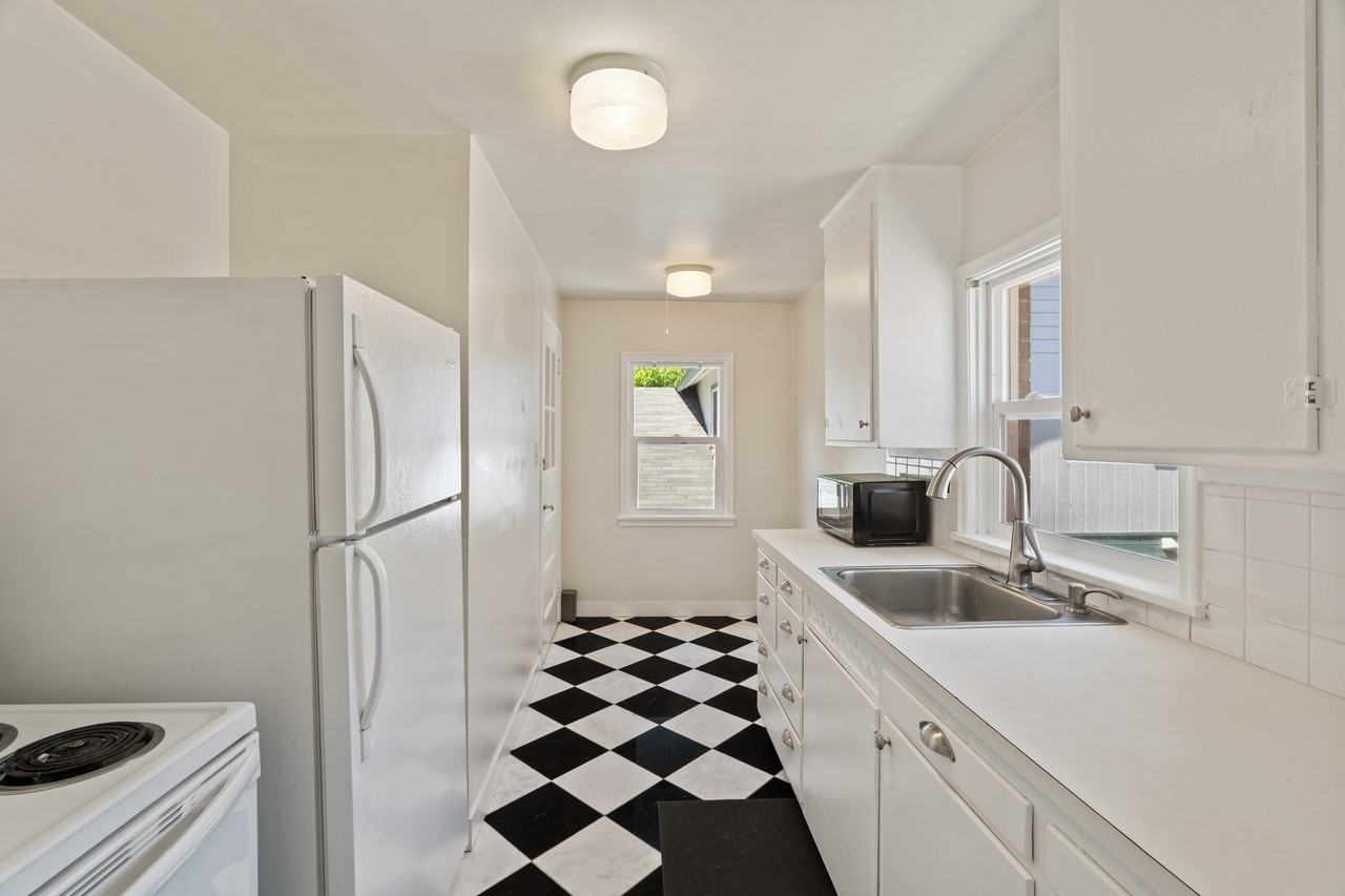 104 South Oak Street #1 - Photo 5 of 9