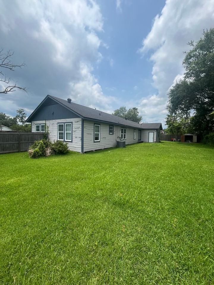 1804 20th St - Photo 2 of 2