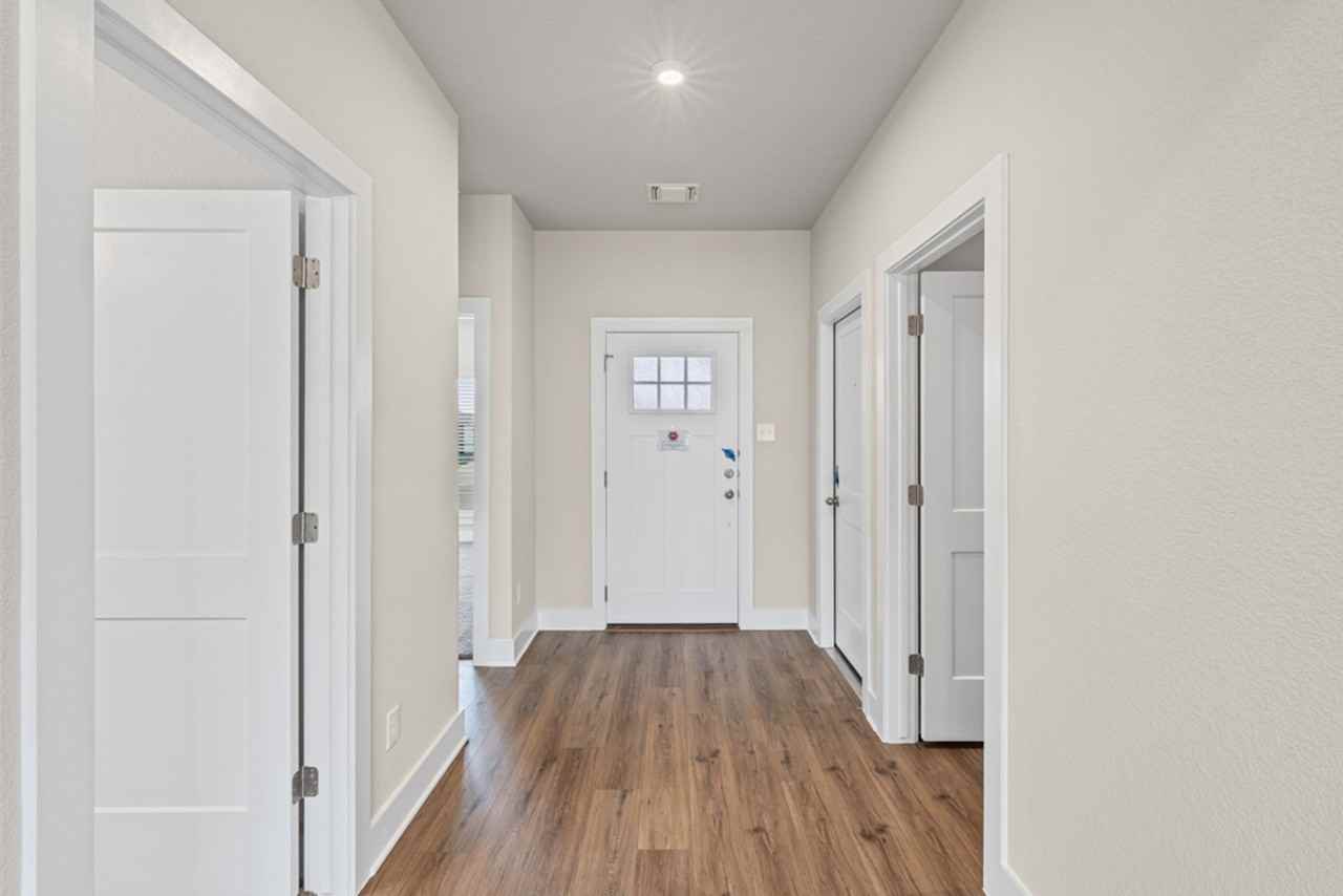 8110 Bridgepointe Dr - Photo 4 of 27