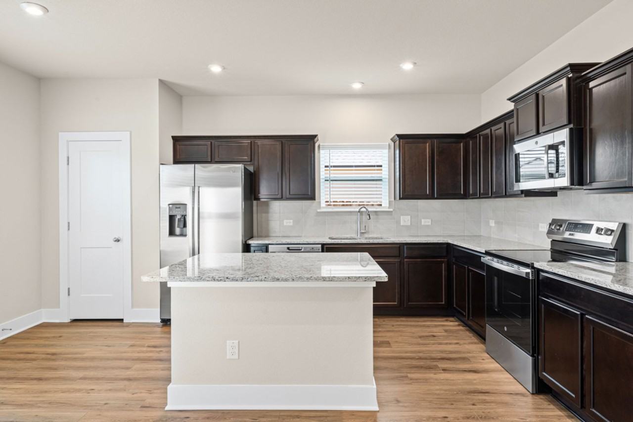 8110 Bridgepointe Dr - Photo 7 of 27